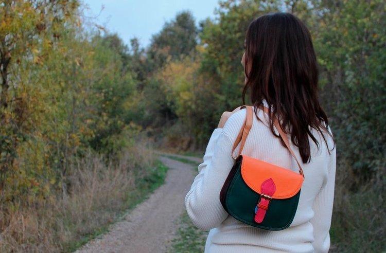 Ally Plain · Crossbody Bag - La Vie Est Belle