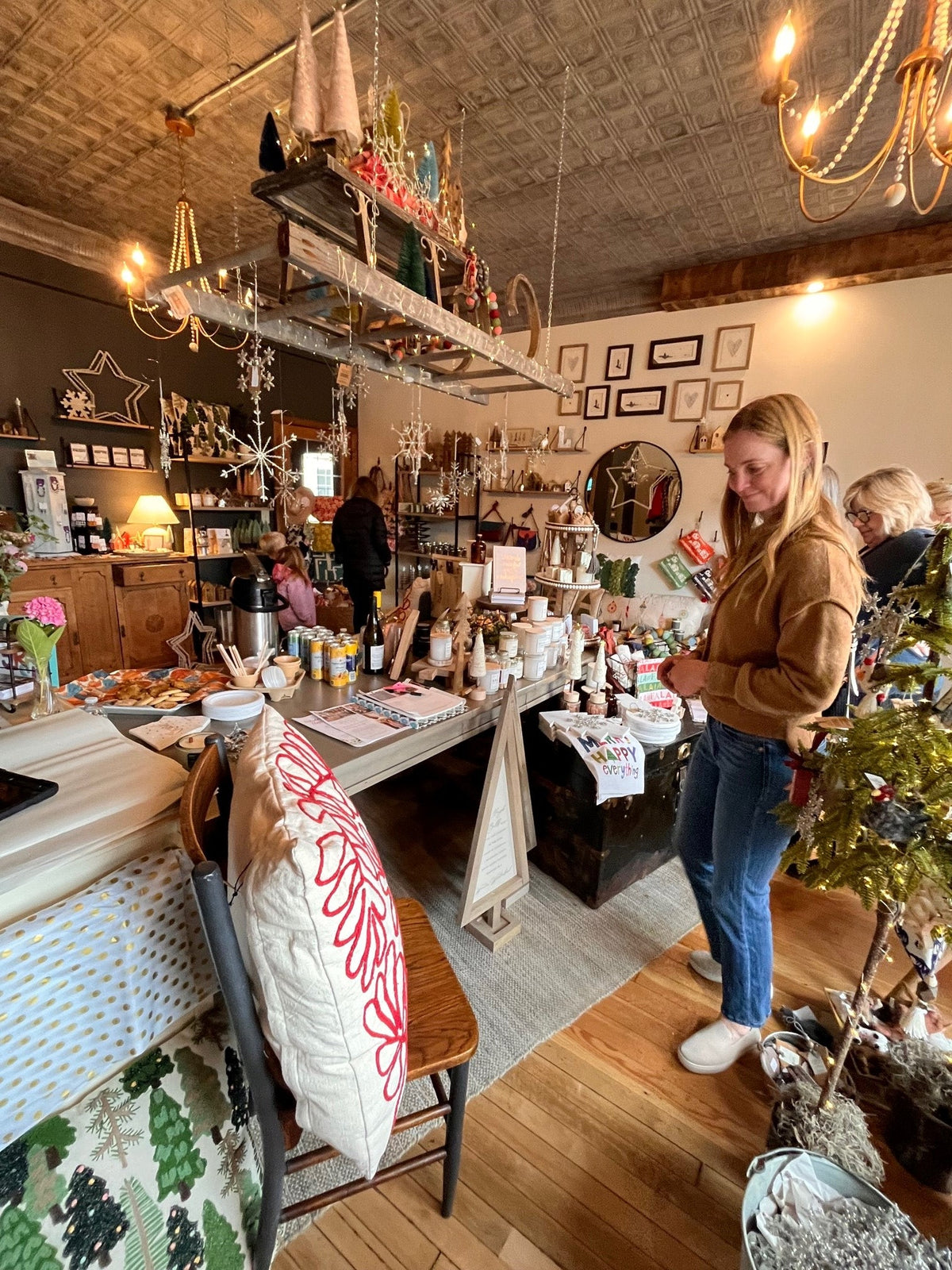11/07/26 La Vie Holiday Reveal! All Three Stores! - La Vie Est Belle