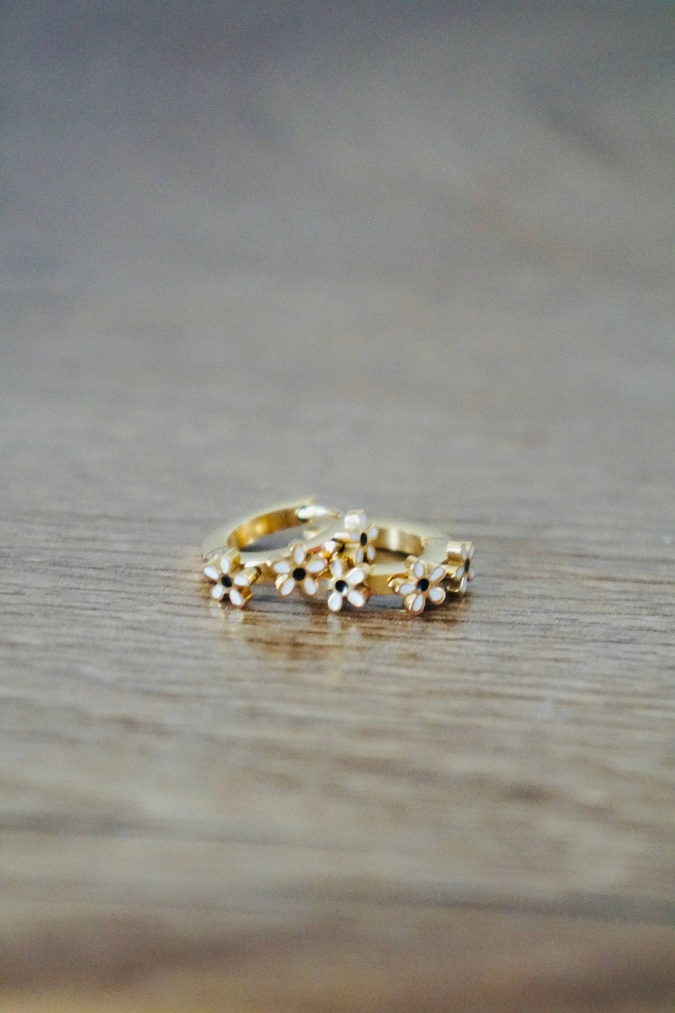 3D Daisy Bloom Hoop Earrings - La Vie Est Belle