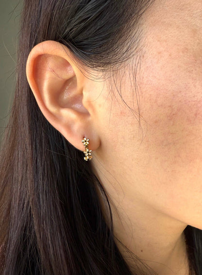 3D Daisy Bloom Hoop Earrings - La Vie Est Belle