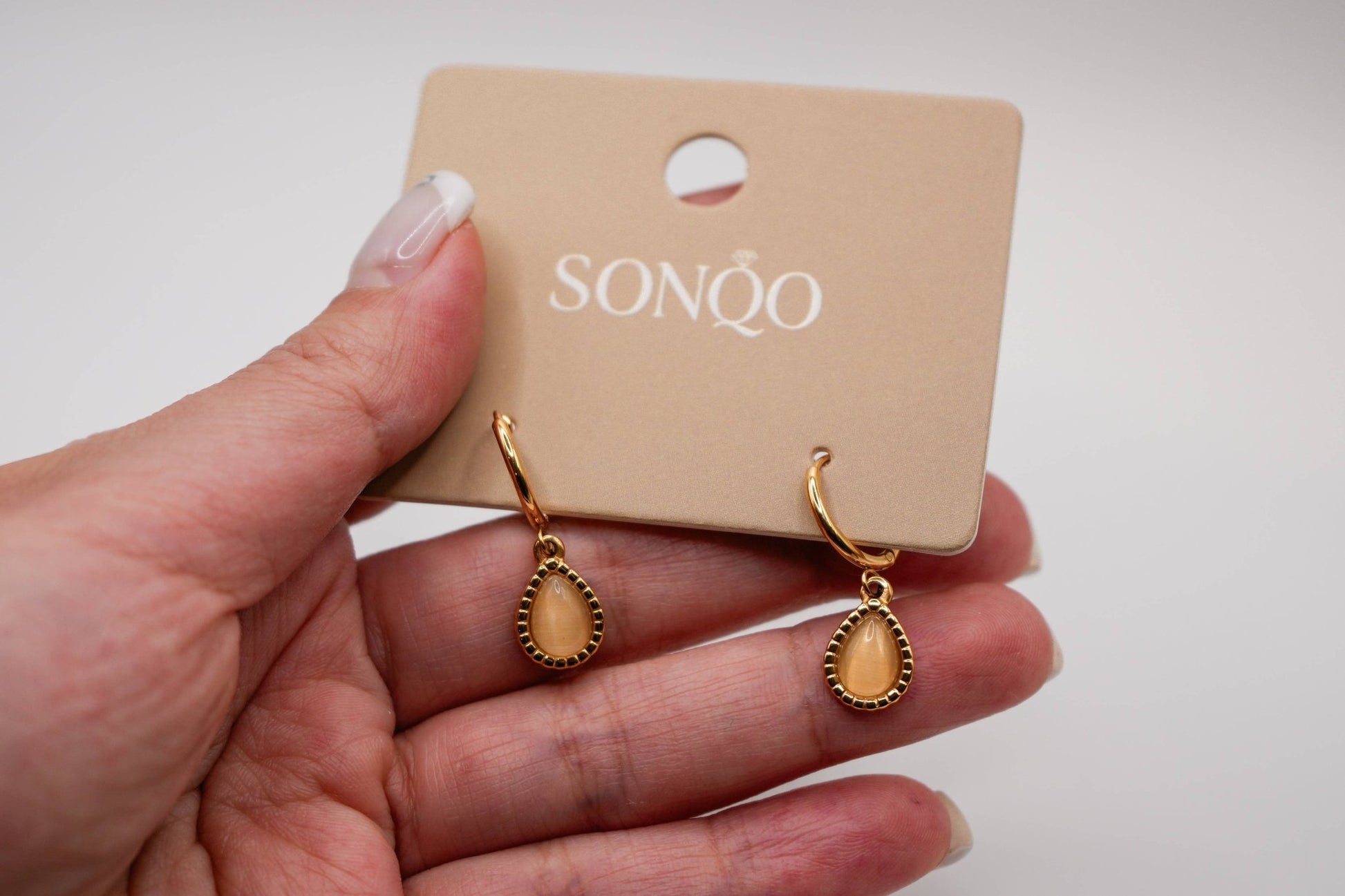 Champagne cat eye earrings - La Vie Est Belle