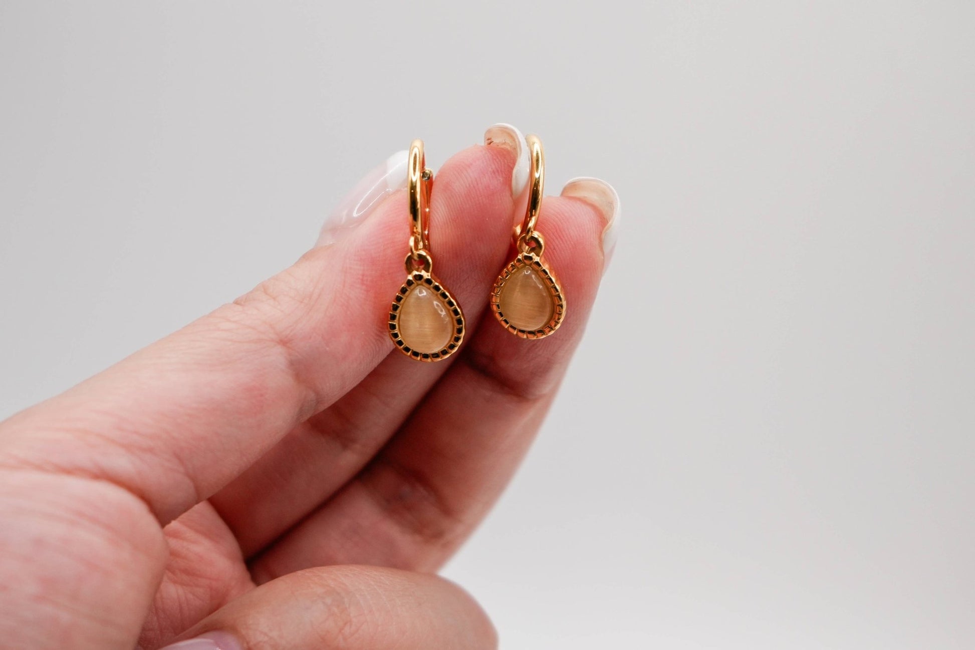 Champagne cat eye earrings - La Vie Est Belle