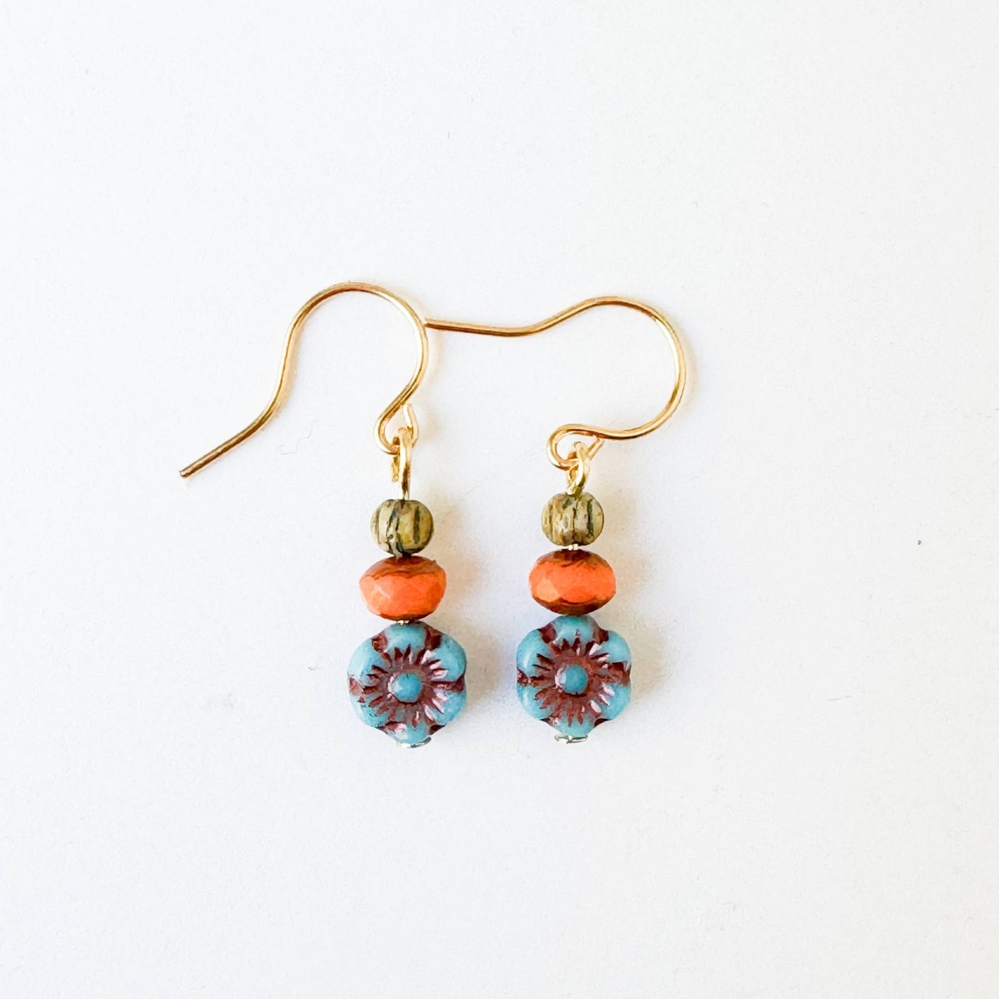 Charming Small Flower Earrings - La Vie Est Belle