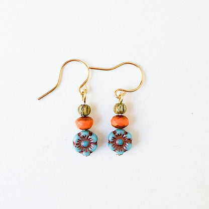Charming Small Flower Earrings - La Vie Est Belle