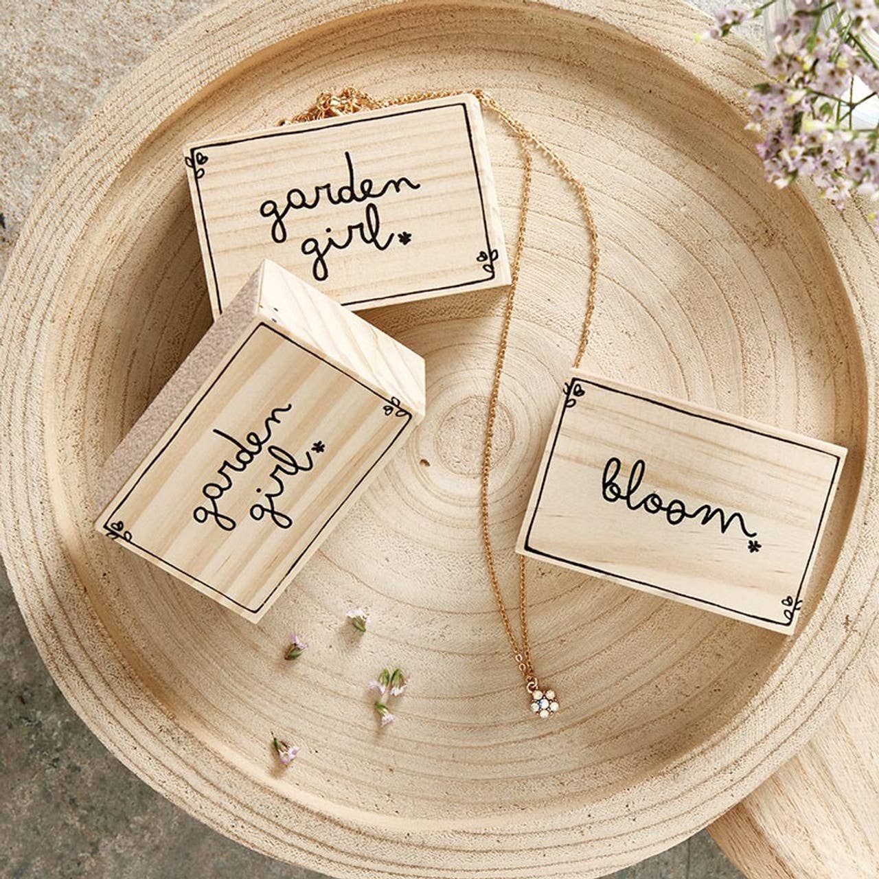 Crystal Daisy Necklace - La Vie Est Belle