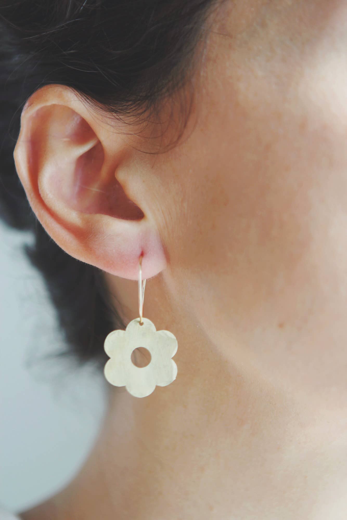 Daisy Flower Hoop Earrings - La Vie Est Belle