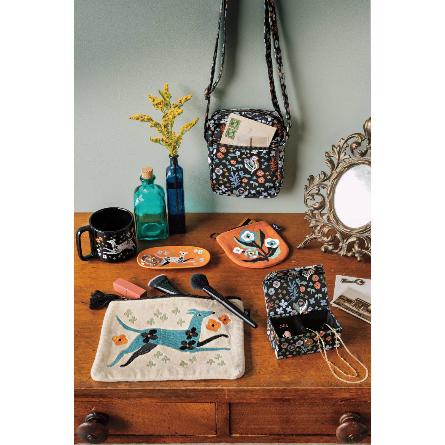 Dogwood Travel Jewelry Case - La Vie Est Belle