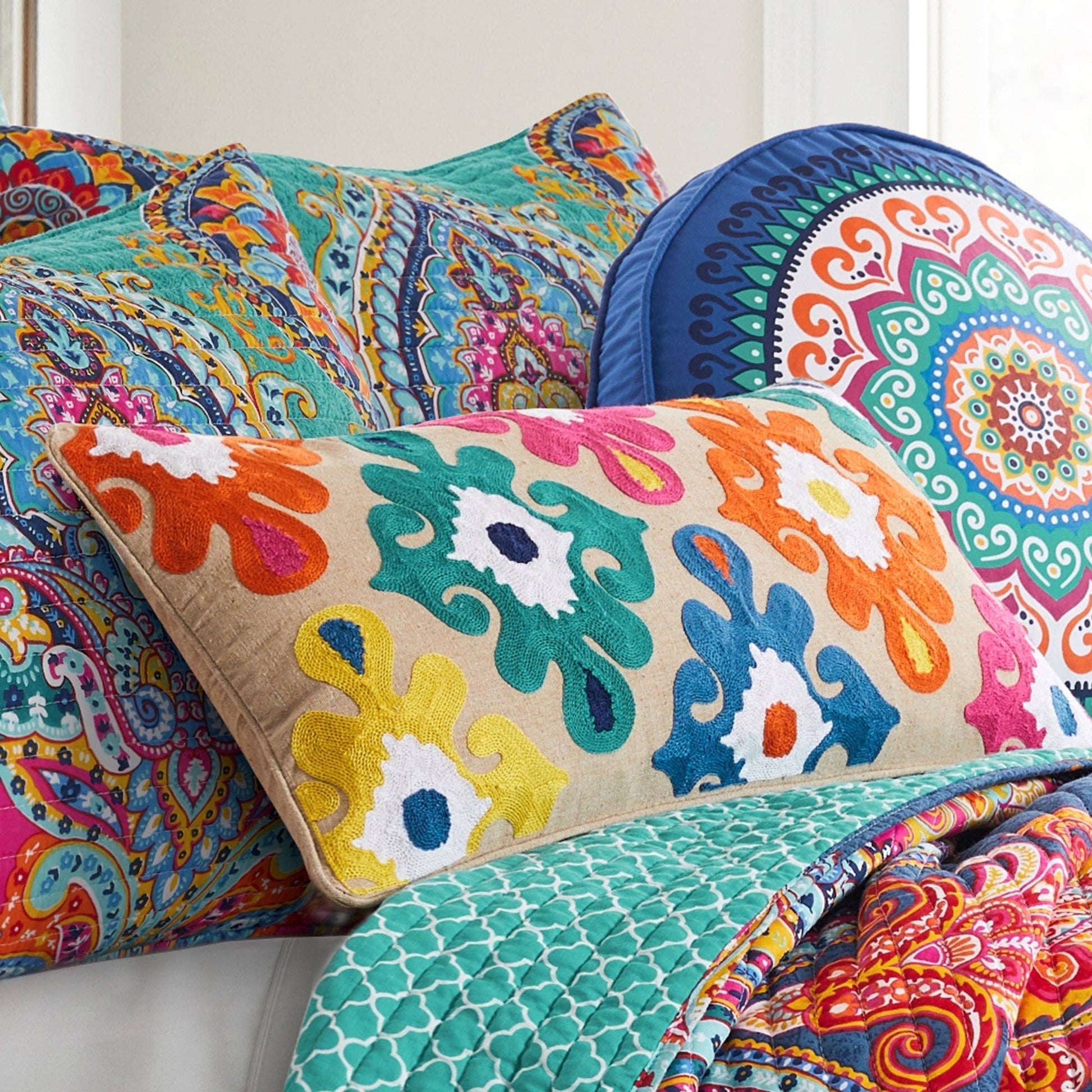 Fantasia Crewel Pillow - La Vie Est Belle
