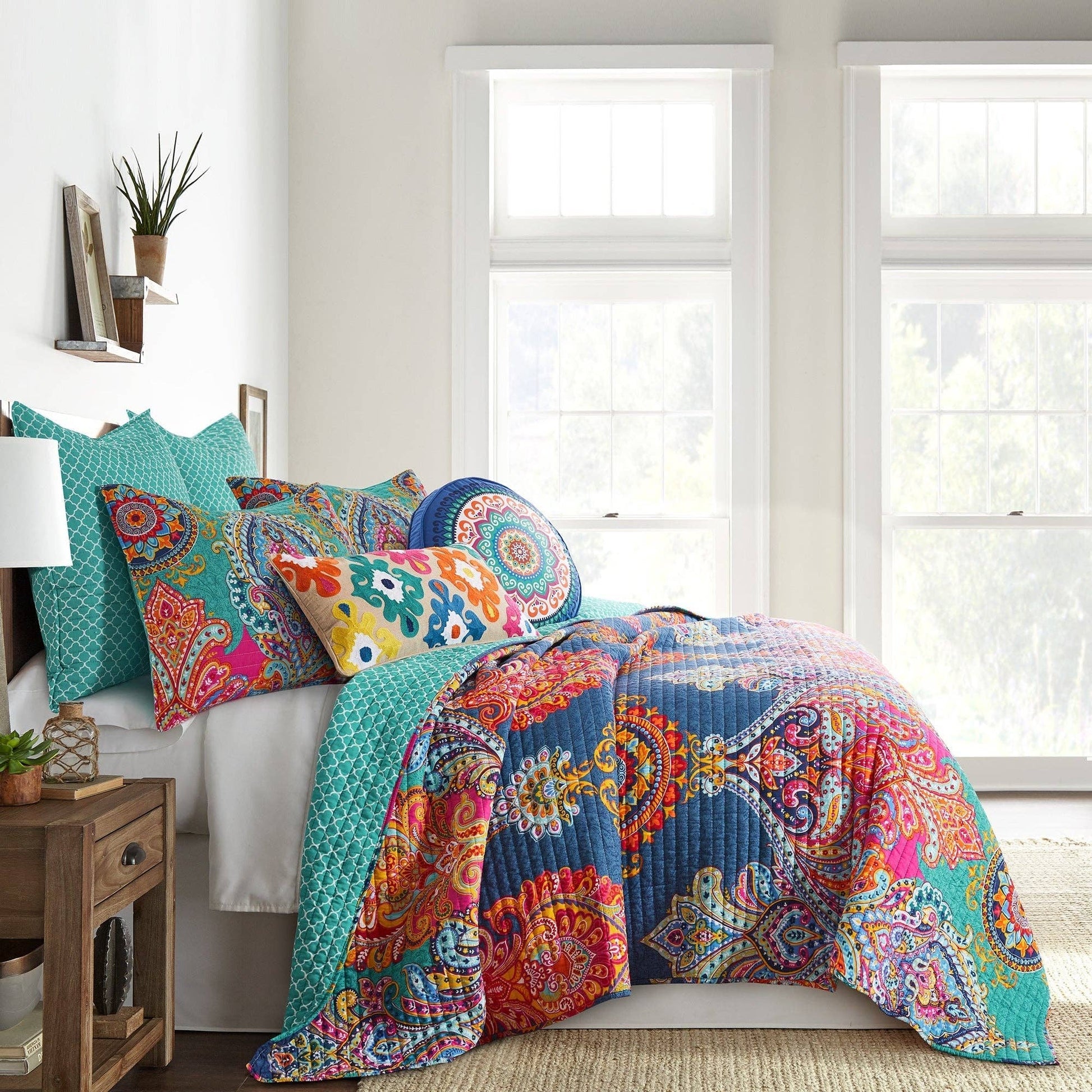 Fantasia Crewel Pillow - La Vie Est Belle