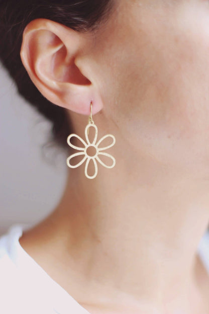 Hammered Daisy Cutout Earrings - La Vie Est Belle
