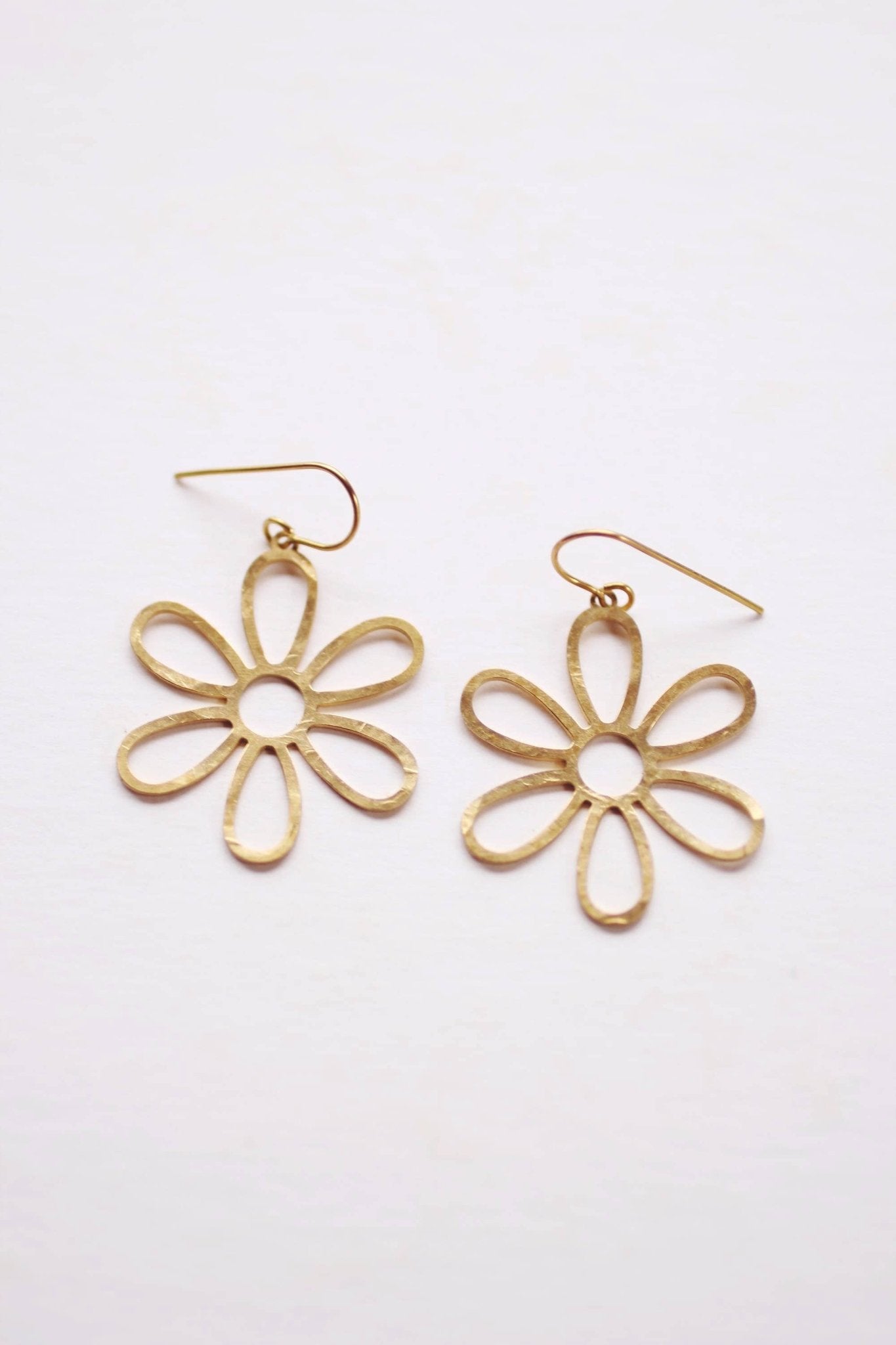 Hammered Daisy Cutout Earrings - La Vie Est Belle