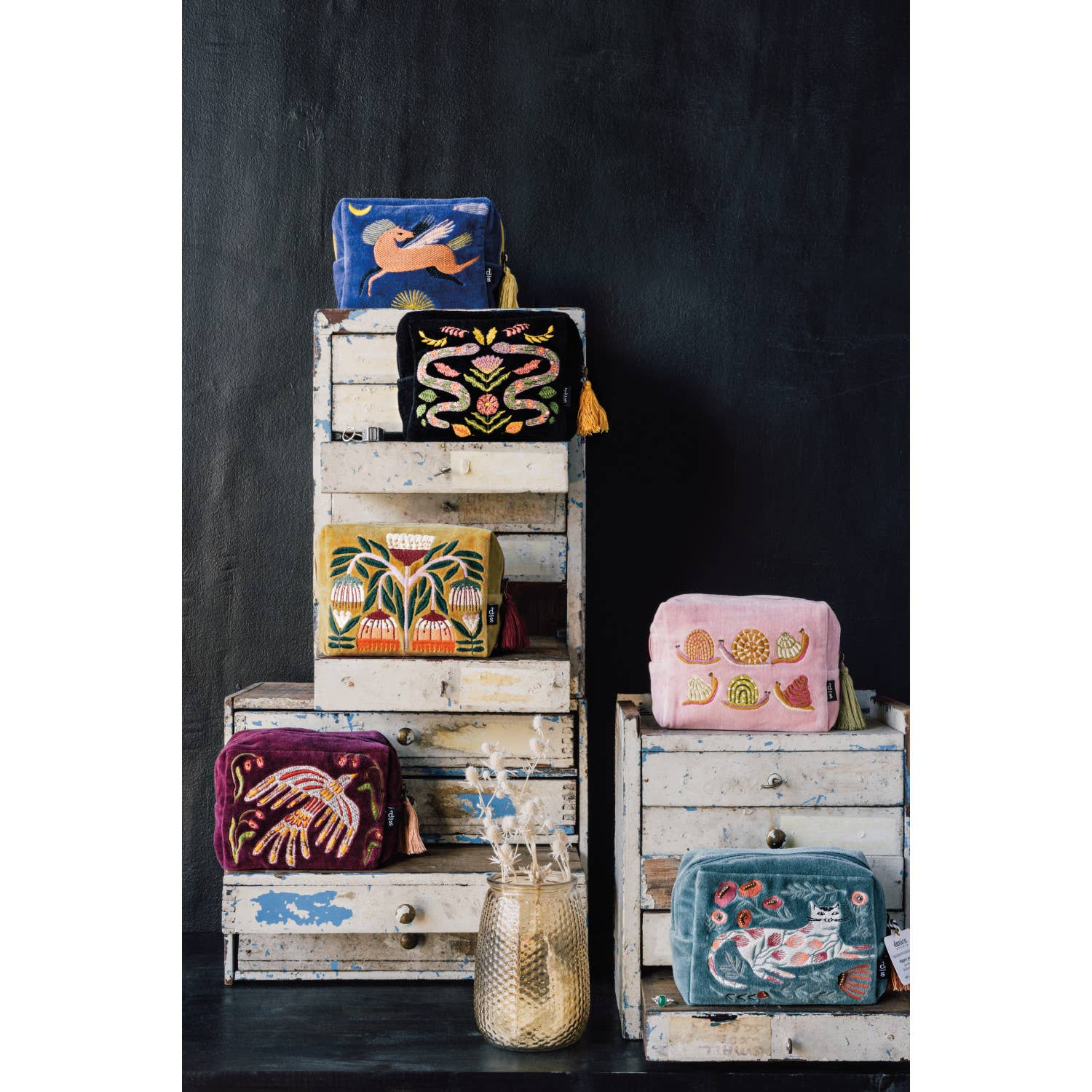 Plume Embroidered Pouch - La Vie Est Belle