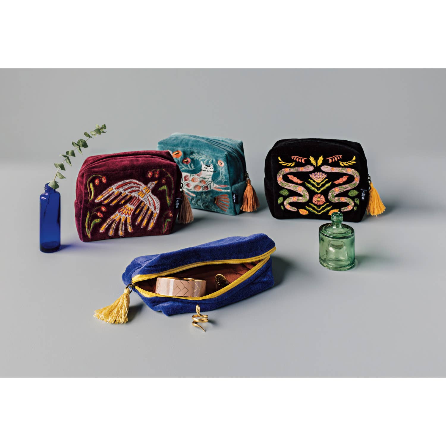 Plume Embroidered Pouch - La Vie Est Belle