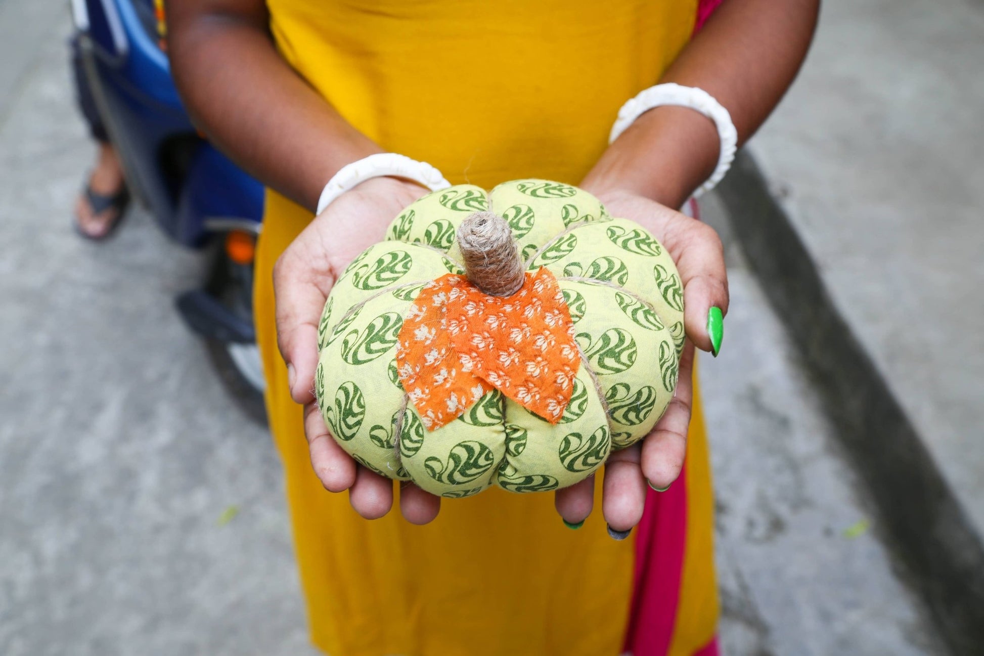 Saree Pumpkin - Large - La Vie Est Belle