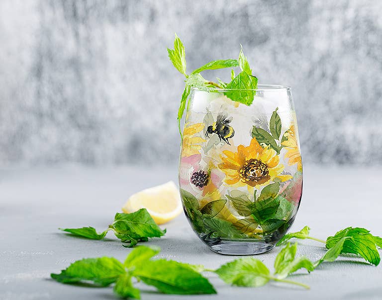 Sunflowers & Bees Wine Glass (14oz) - La Vie Est Belle