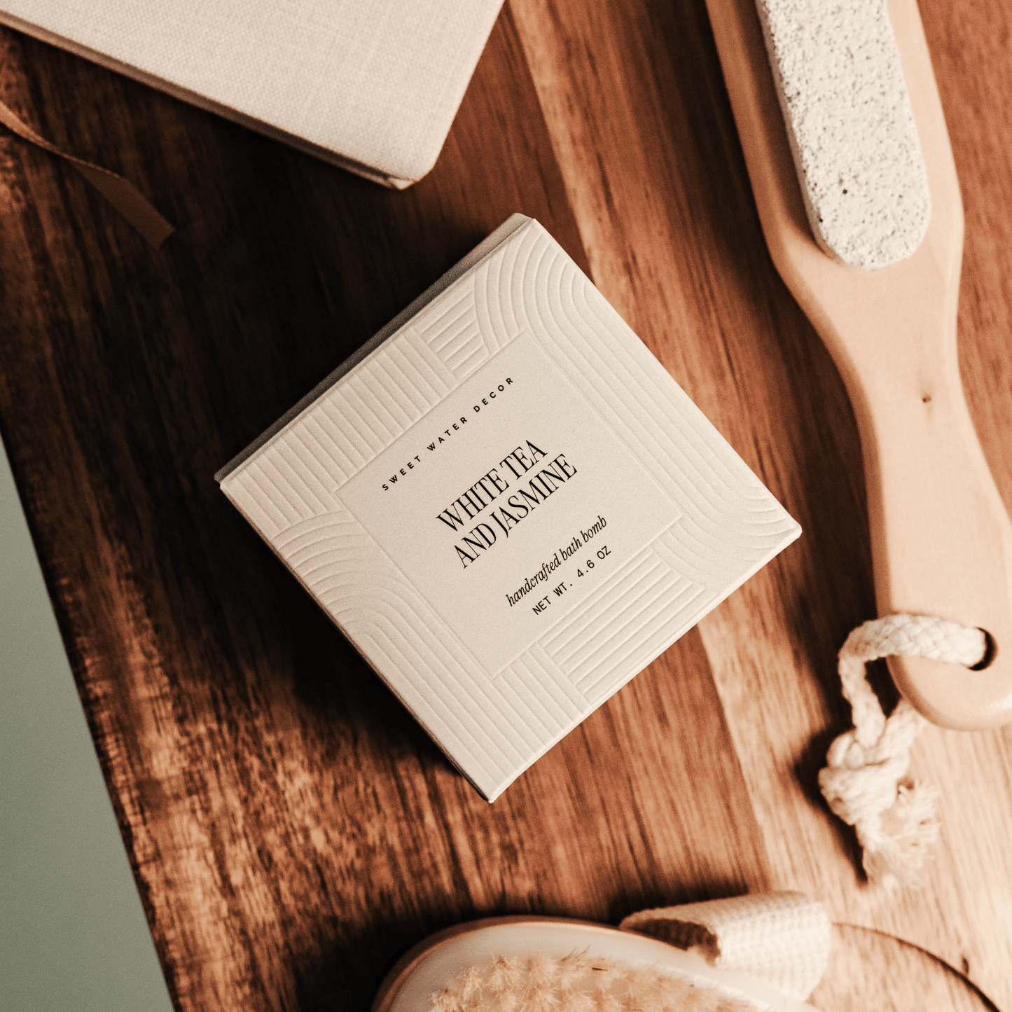 White Tea and Jasmine 4.6 oz Bath Bomb - La Vie Est Belle