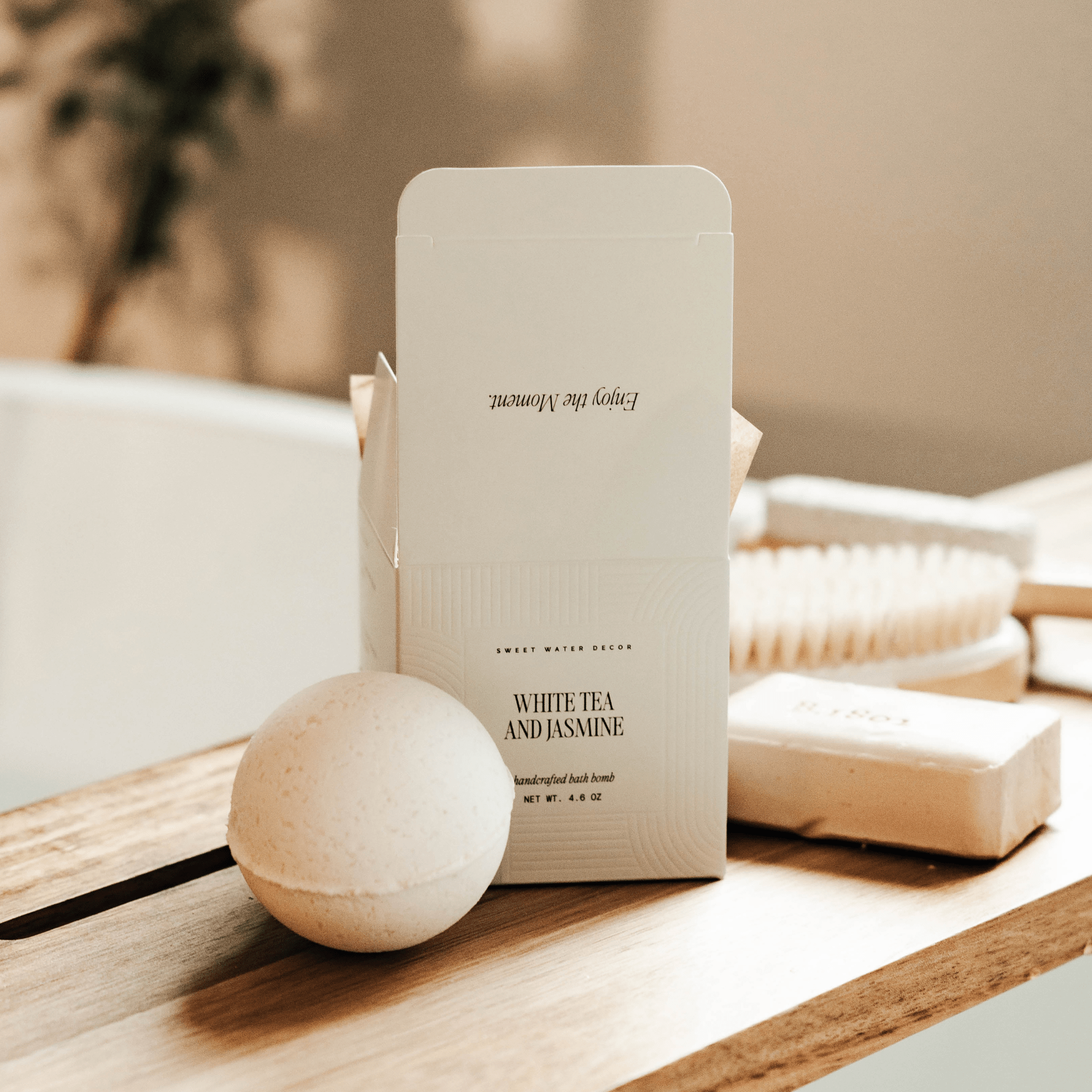 White Tea and Jasmine 4.6 oz Bath Bomb - La Vie Est Belle