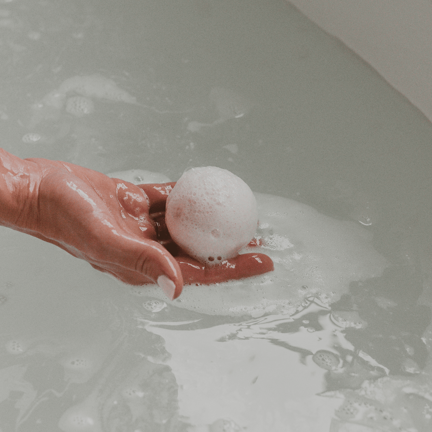 White Tea and Jasmine 4.6 oz Bath Bomb - La Vie Est Belle