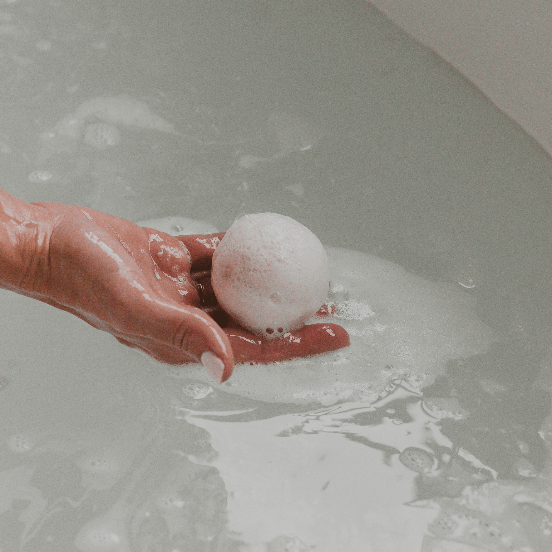 White Tea and Jasmine 4.6 oz Bath Bomb - La Vie Est Belle