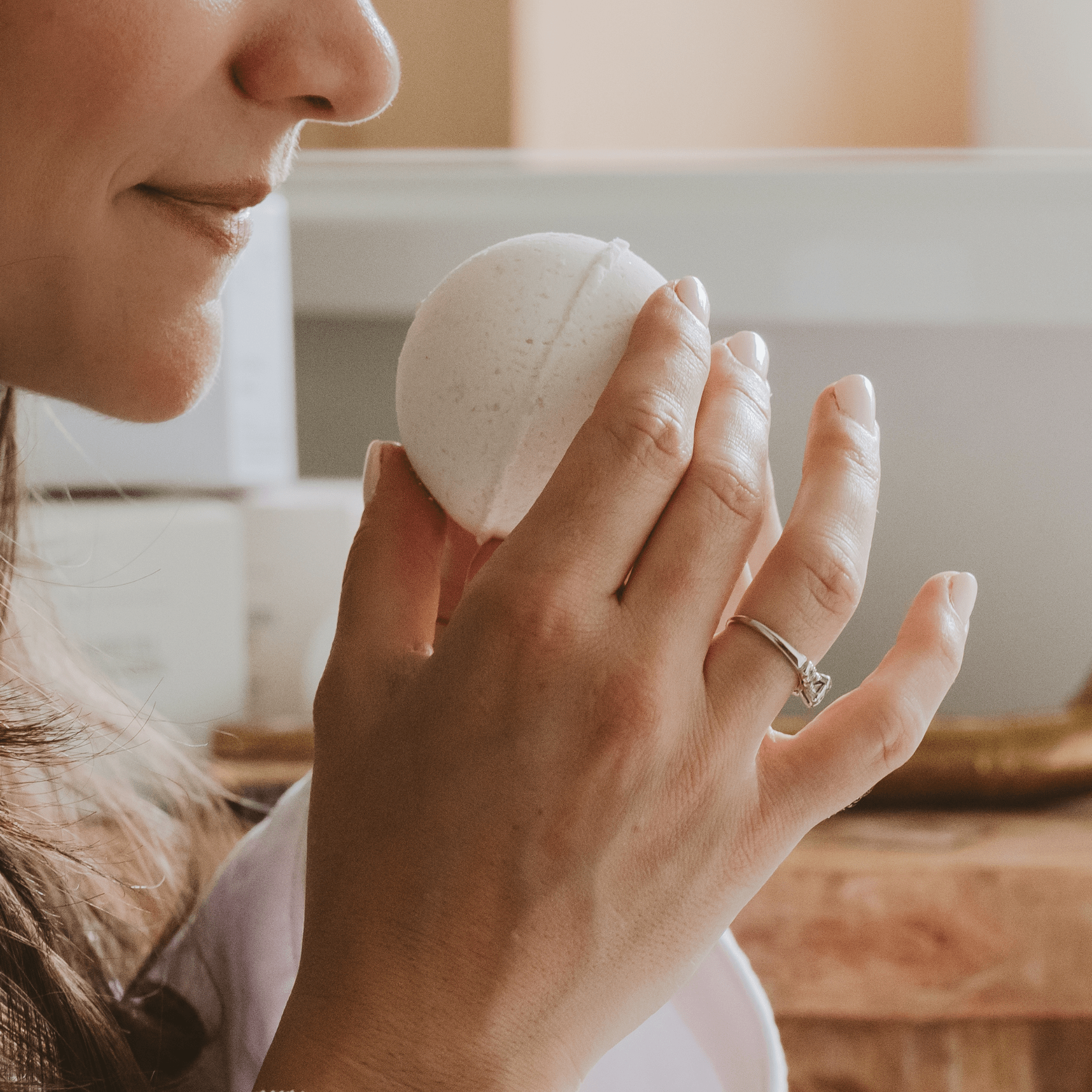 White Tea and Jasmine 4.6 oz Bath Bomb - La Vie Est Belle