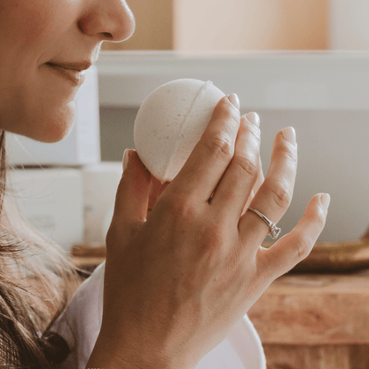 White Tea and Jasmine 4.6 oz Bath Bomb - La Vie Est Belle